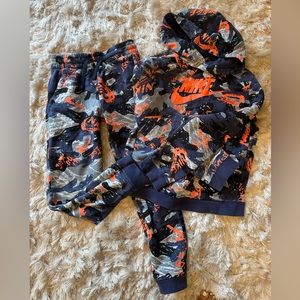 Boys Nike multi color sweat suit. Size medium